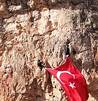 Dağcılar kayalıklarda Türk bayrağı açtı