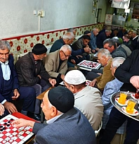 Dama tutkunları her gün aynı çay ocağında buluşuyor