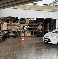 Damperi köprüye çarpan kamyon yan yattı