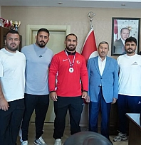 Başkan Bozkurt'tan şampiyon Feyzullah Aktürk'e tebrik
