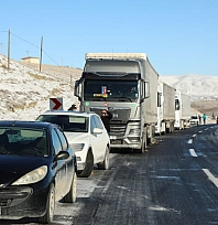Darende'de buzlanma nedeniyle trafik durma noktasına geldi