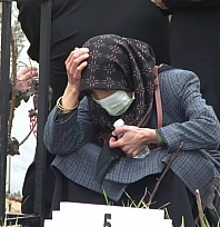 Deprem şehitliğine duygusal ziyaret