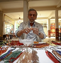 Depremde dükkanları yıkılan Malatyalı tespihçiler seyyar tezgahlarda tutunuyor