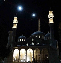 Malatya'da tarihi Yeni Cami'nin ışıkları 43 ay sonra ilk kez yandı