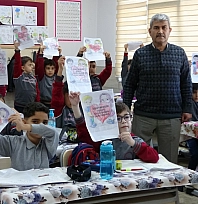 Depremin yaralarını öğrencileriyle sardı