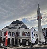 Depremlerde hasar gören camilerin yerine yenileri yapılıyor