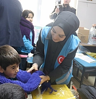 Depremzede kadınlardan ilkokulu öğrencilerine sıcak destek