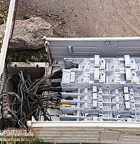 Devrilen elektrik trafosu ölüm saçıyor