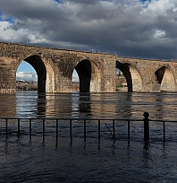 Dicle Nehri'nde yükselen su seviyesi dronla görüntülendi