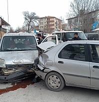 Dilek Mahallesi'nde Trafik Kazası: 2 Kişi Yaralandı