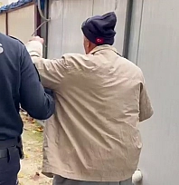 Dilenci, zabıtanın el koyduğu parayı almak için geri döndü