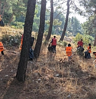Doğaya bırakılan atıklar tek tek toplandı
