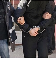 Dolandırıcılık suçundan aranan 2 kişi yakalandı