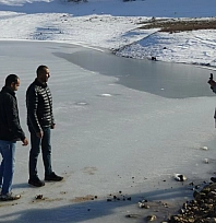 Donan göletin üstünde fotoğraf çektiler