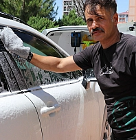 Dükkanını yanında taşıyor, kapı kapı gezerek araba yıkıyor