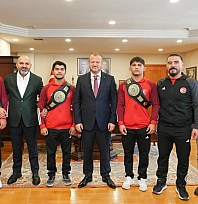 Dünya şampiyonu güreşçilerden RTÜK'e ziyaret