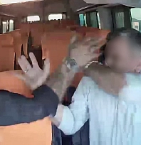 Durdurdukları sürücüyü defalarca yumrukladılar