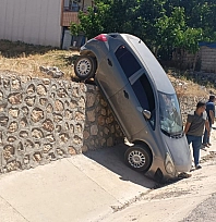 El freni çekilmesi unutulan otomobil istinat duvarından düştü: 2 yaralı