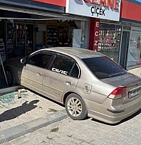 Malatya'da sürücü el frenini çekmeyi unuttu, araç eczaneye daldı