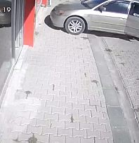 El freni çekilmeyen araç eczaneye girdi