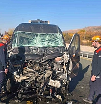 Minibüs ile kamyon çarpıştı: 1 yaralı