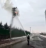 Elektrik direğindeki yangına müdahale kask kamerasına yansıdı