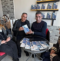 Emekli polis memurundan şiir kitabı imza gününe yoğun ilgi