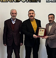 Emeklilerden Başkan Sunar'a teşekkür plaketi