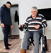 Engelli vatandaşa akülü sandalye desteği