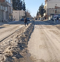 Esnaflardan kar temizleme çalışması