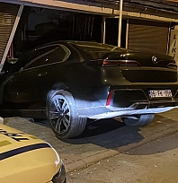 Fren yerine gaza basan sürücü, markete girdi