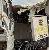 Freni patlayan kamyon fırına daldı