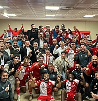 Futbolculardan galibiyet pozu