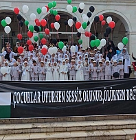 Gazze'deki çocuklar için balonlar gökyüzüne bırakıldı