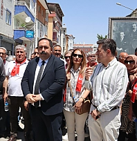 'Gece yarısı hırsız gibi kapıyı çilingirle açarak binaya girdiler'
