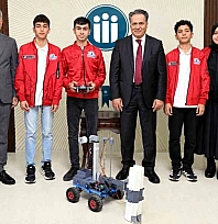 Rektör Özpolat'a yerli robotu tanıttılar