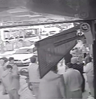 Genç kızlara el-kol hareketi yumruklu kavgayla sona erdi