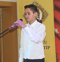 Gençler bu kez ezan için yarıştı!