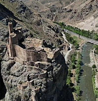 Gizemli kale turistlerin ilgisini çekiyor