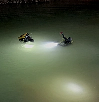 Gölete düşen kamyonet ekipleri harekete geçirdi