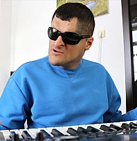 Görme engelli genç, müzikle hayata tutundu