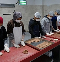 Günde 12 bin kişiye yemek hazırlıyorlar