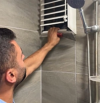 Güvercini kurtarmak için pencereyi söktü