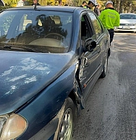 Hafif ticari araç ile otomobil çarpıştı