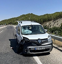 Hafif ticari araç ile otomobil çarpıştı: 5 yaralı