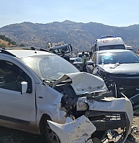 Hafif ticari araç ile otomobil çarpıştı: 1 yaralı