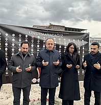 Hakimbey Apartmanı'nın alanına karanfil bırakıldı