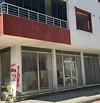 Hasarlı bina deprem sonrası korkuttu