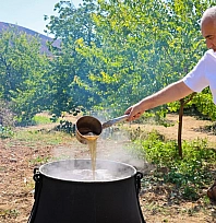 Hasat yapıldı, kazanlar kaynadı: Pütürge Kırmızısı pekmez oldu