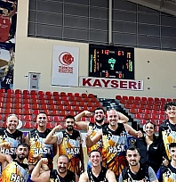 Hasketbol SK'da 15 maçta 32 oyuncu forma giydi